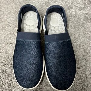 Crocs navy slip-on size 9 (navy)